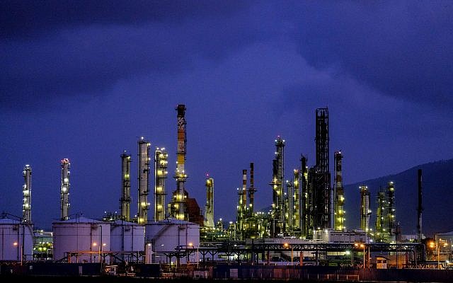 Une photo d'une raffinerie de pétrole d'Haïfa et d'autres zones industrielles, le 5 mai 2017. (Yaniv Nadav/Flash90) Une photo d'une raffinerie de pétrole d'Haïfa et d'autres zones industrielles, le 5 mai 2017. (Yaniv Nadav/Flash90)