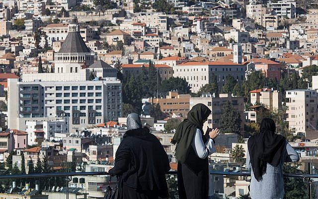 Des femmes arabes israéliennes dans la ville du nord de Nazareth le 9 décembre 2017. (Nati Shohat/Flash90) Des femmes arabes israéliennes dans la ville du nord de Nazareth le 9 décembre 2017. (Nati Shohat/Flash90)