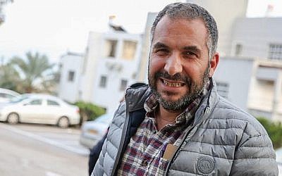 Ron Cobi, le maire de Tibériade devant le bâtiment de la municipalité de Tibériade dans le nord d'Israël, le 1er avril 2019. (David Cohen/Flash90)