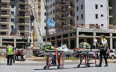 La scène où une grue s'est effondrée sur un site de construction à Yavneh, tuant quatre personnes et en blessant deux autres, le 19 mai 2019. (Flash90)