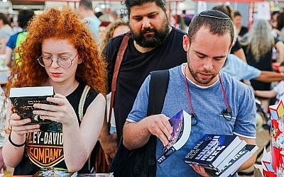 A la recherche d'un livre à acheter à la Semaine du livre hébreu 2019 sur la place Rabin à Tel Aviv. (Crédit: Flash 90)