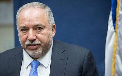 Le chef du parti Yisrael Beytenu Avidgor Liberman s'exprime lors d'une réunion du parti à la Knesset, à Jérusalem, le 24 juin 2019. (Noam Revkin Fenton/Flash90)