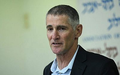 Yair Golan s'exprime lors d'une conférence  de presse pour la formation d'un nouveau parti politique mené par l'ancien Premier ministre Ehud Barak à Tel Aviv, le 26 juin 2019. (Flash90)