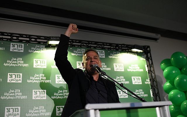 Nitzan Horowitz, le chef nouvellement élu du parti Meretz, montre sa joie alors qu'il prononce son discours de victoire, après avoir pris la tête du parti lors d'un vote qui s'est tenu à Tel aviv le 27 juin 2019. (Gili Yaari / Flash90) Nitzan Horowitz, le chef nouvellement élu du parti Meretz, montre sa joie alors qu'il prononce son discours de victoire, après avoir pris la tête du parti lors d'un vote qui s'est tenu à Tel aviv le 27 juin 2019. (Gili Yaari / Flash90)