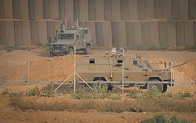 Des véhicules de l'armée israélienne lors des affrontements à la barrière de sécurité entre Israël et la bande de Gaza, à proximité de la ville de Gaza, le 28 juin 2019. (Hassan Jedi/Flash90)