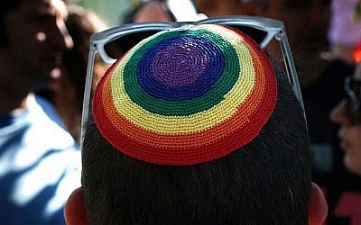 Un homme israélien porte une kippa arc-en-ciel lors du défilé de la Gay Pride à Jérusalem le 21 juillet 2016. (Thomas COex/AFP/Getty Images via JTA) Un homme israélien porte une kippa arc-en-ciel lors du défilé de la Gay Pride à Jérusalem le 21 juillet 2016. (Thomas COex/AFP/Getty Images via JTA)