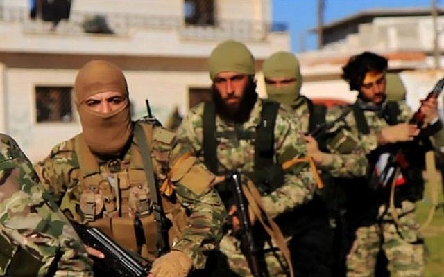 Une photo sans date de combattants de la branche d'al-Qaeda en Syrie, le Front al-Nosra, qui marchent vers le village du nord d'al-Ais dans la province d'Alep. (Front al-Nosra via AP)