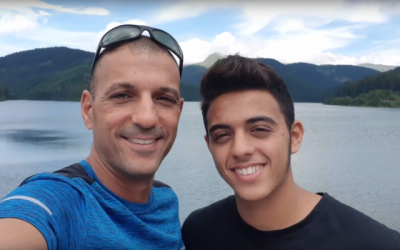 Ron Eliyahu Oved, à droite, et son père. Oved a été tué dans un accident lors d'un exercice da la brigade de parachutistes de Tsahal, le 11 avril 2019. (Crédit photo : autorisation de la famille)
