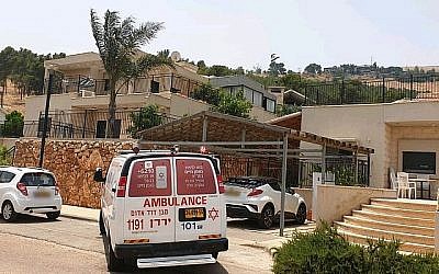 Les urgentistes arrivent pour essayer de réanimer une enfant de quatre ans qui s'est noyé dans une piscine au nord d'Israël, le 9 juin 2019. (MDA)