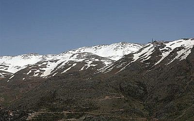 On peut voir une position militaire israélienne, (à droite), au sommet du Mont Hermon sur le plateau du Golan, où les frontières entre Israël, la Syrie et le Liban se rejoignent. Le 9 avril 2019. (AP Photo / Hussein Malla)