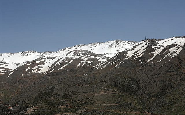 On peut voir une position militaire israélienne, (à droite), au sommet du Mont Hermon sur le plateau du Golan, où les frontières entre Israël, la Syrie et le Liban se rejoignent. Le 9 avril 2019. (AP Photo / Hussein Malla) On peut voir une position militaire israélienne, (à droite), au sommet du Mont Hermon sur le plateau du Golan, où les frontières entre Israël, la Syrie et le Liban se rejoignent. Le 9 avril 2019. (AP Photo / Hussein Malla)