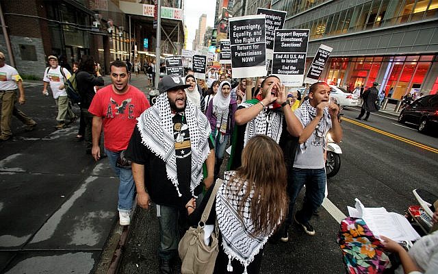 Des groupes palestiniens et juifs de gauche participent à une manifestation dans la ville de New York, le 15 septembre 2011. (AP Photo/David Karp) Des groupes palestiniens et juifs de gauche participent à une manifestation dans la ville de New York, le 15 septembre 2011. (AP Photo/David Karp)