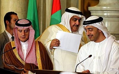 Le ministre saoudien des Affaires étrangères Adel al-Jubeir, (à gauche), lors d'une conférence de presse commune avec le ministre des Affaires étrangères du Bahreïn Khalid bin Ahmed al-Khalifa, (au centre), et le ministre des Affaires étrangères des Emirats arabes unis Abdullah bin Zayed al-Nahyan, (à droite), et leur homologue égyptien, Sameh Shoukry, au Caire, en Egypte, le 5 juillet 2017. (Khaled Elfiqi, Pool, via AP) Le ministre saoudien des Affaires étrangères Adel al-Jubeir, (à gauche), lors d'une conférence de presse commune avec le ministre des Affaires étrangères du Bahreïn Khalid bin Ahmed al-Khalifa, (au centre), et le ministre des Affaires étrangères des Emirats arabes unis Abdullah bin Zayed al-Nahyan, (à droite), et leur homologue égyptien, Sameh Shoukry, au Caire, en Egypte, le 5 juillet 2017. (Khaled Elfiqi, Pool, via AP)