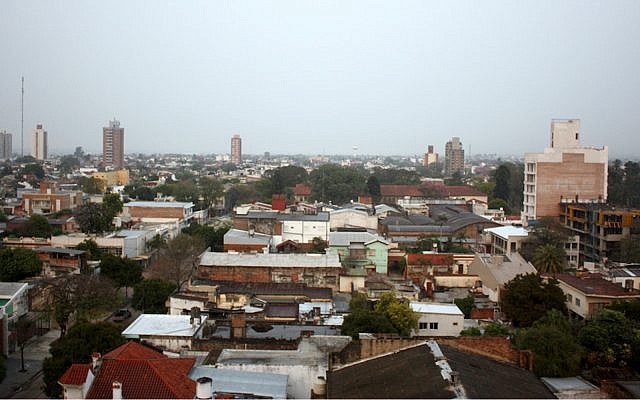 Une vue de Resistencia, en Argentina, en 2010. Le monument de la Shoah de la ville a été vandalisé par une croix gammée (WIkimedia Commons via JTA) Une vue de Resistencia, en Argentina, en 2010. Le monument de la Shoah de la ville a été vandalisé par une croix gammée (WIkimedia Commons via JTA)