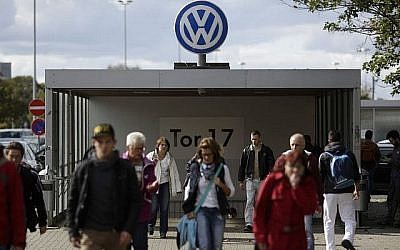 Des employés quittent l'usine de Volkswagen par la porte 17 à Wolfburg en Allemagne. (AP Photo/Markus Schreiber)