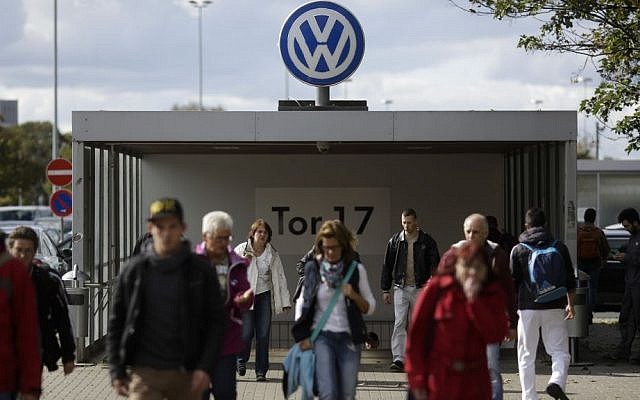 Des employés quittent l'usine de Volkswagen par la porte 17 à Wolfburg en Allemagne. (AP Photo/Markus Schreiber) Des employés quittent l'usine de Volkswagen par la porte 17 à Wolfburg en Allemagne. (AP Photo/Markus Schreiber)