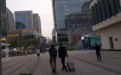 Le centre technologique Zhonggcuancun lors de l'événement d'ouverture du Forum pour le développement et l’application de l’industrie d’IA Zhongguancun le 29 mai 2019. (Joshua Davidovich/Times of Israël)