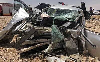 Une voiture victime d'une collision frontale avec un autre véhicule sur la Route 90 dans la région d'Arava, le 6 juin 2019. (Crédit : Services de secours et d'incendie)