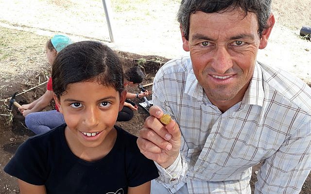 L'écolière en CM1 Shira Sofer photographiée avec une pièce en or du 9ème siècle qu'elle a trouvée et l'archéologue Achia Cohen-Tavor, le 30 mai 2019. (Nicole Gutman, Programme Karev pour l'implication éducative) L'écolière en CM1 Shira Sofer photographiée avec une pièce en or du 9ème siècle qu'elle a trouvée et l'archéologue Achia Cohen-Tavor, le 30 mai 2019. (Nicole Gutman, Programme Karev pour l'implication éducative)