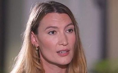 Stella Penn Pechanac, l'agent de Black Cube qui a trompé l'actrice Rose McGowan, une des accusatrices d'Harvey Weinstein, dans une tentative d'étouffer les accusations d'agressions sexuelles. (Capture d'écran : Douzième chaîne)