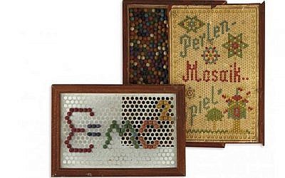 Un jouet d'enfance du physicien Albert Einstein contenant des petites perles en bois de couleur utilisées pour créer des motifs sur le cadre avec de trous. On peut lire sur la boîte 'Perlen-Mosaik-Spiel,' ou "jeu de perles mosaïques". Le jeu est en vente à la maison d'enchère de New York 
Kestenbaum & Company, juin 2019. (Crédit : site internet de Kestenbaum & Company)