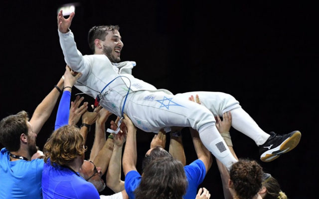 L'escrimeur israélien Yuval Freilich porté par son équipe après avoir remporté la médaille d'or aux Championnats d'Europe d'escrime de Düsseldorf, le 18 juin 2019. (Crédit : photo Facebook / Confédération européenne d'escrime) L'escrimeur israélien Yuval Freilich porté par son équipe après avoir remporté la médaille d'or aux Championnats d'Europe d'escrime de Düsseldorf, le 18 juin 2019. (Crédit : photo Facebook / Confédération européenne d'escrime)