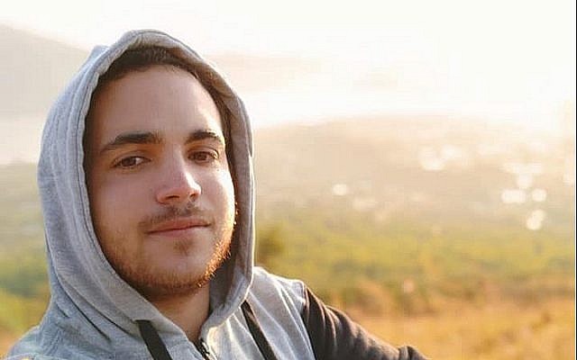 Aviv Meshil, 23 ans, a disparu depuis une session de surf au large de la côte de Nusa Lembongan, en Indonésie, le 17 juin 2019 (Crédit : Facebook) Aviv Meshil, 23 ans, a disparu depuis une session de surf au large de la côte de Nusa Lembongan, en Indonésie, le 17 juin 2019 (Crédit : Facebook)