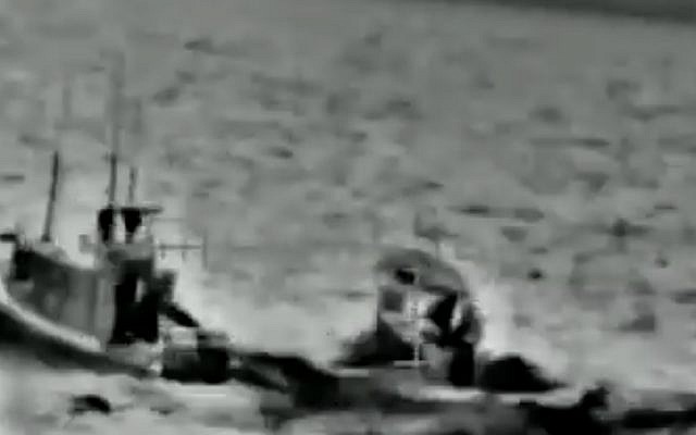 Une opération israélienne d'interception de navires gazaouis dans une vidéo diffusée par l'armée israélienne, le 7 juin 2019 (Capture d'écran : Armée israélienne)