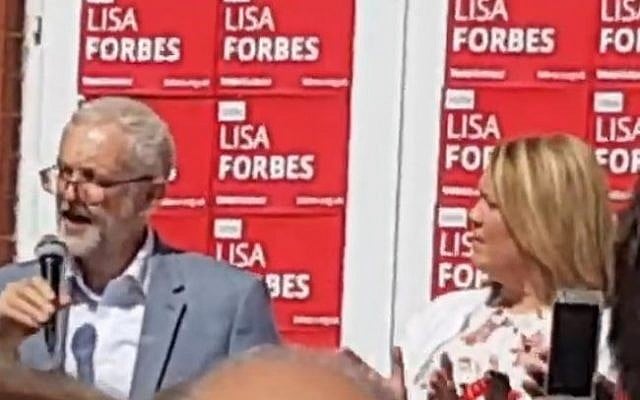 Le chef du Labour Britannique Jeremy Corbyn, à gauche, en campagne avec Lisa Forbes à Peterborough (Capture d'écran/YouTube) Le chef du Labour Britannique Jeremy Corbyn, à gauche, en campagne avec Lisa Forbes à Peterborough (Capture d'écran/YouTube)