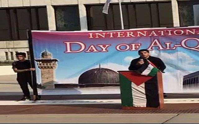 Un intervenant lors d'un rassemblement de la journée al-Quds à Dearborn, dans le Michigan (Capture d'écran) Un intervenant lors d'un rassemblement de la journée al-Quds à Dearborn, dans le Michigan (Capture d'écran)