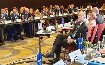 Elan Carr, l'envoyé américain dans la lutte contre l'antisémitisme et son homologue de l'UE Katharinas von Schnurbein lors d'un sommet à Bucarest, en Roumanie, le 17 juin 2019 (Crédit :Cnaan Liphshiz via JTA)