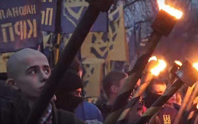 Des nationalistes ukrainiens marchent à Lviv pour honorer Roman Shukhevych, en mars 2017. (Crédit : capture écran / YouTube)