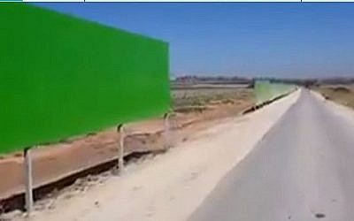 Une portion de la nouvelle barrière de sécurité autour de la bande de Gaza. (Crédit : capture d'écran Douzième chaîn)