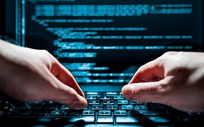 Image illustrative d'un hacker et d'une fraude en ligne. (scyther5 ; iStock by Getty Images)
