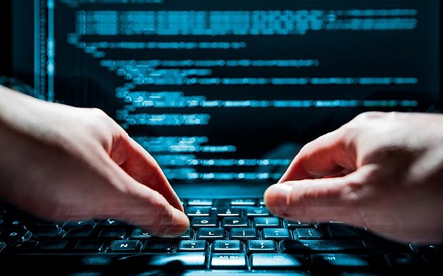 Image illustrative d'un hacker et d'une fraude en ligne. (scyther5 ; iStock by Getty Images)