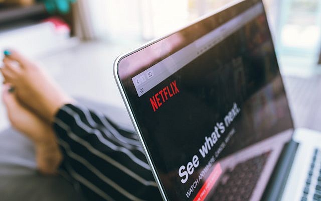 Un homme consulte Netflix. (Crédit : iStock)