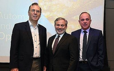 Ami Appelbaum, président de l'Autorité israélienne de l'Innovation, Dan Brouillette, secrétaire-adjoint du Département de l'Energie américain et Yuval Steinitz, ministre israélien de l'Energie, à Tel Aviv, le 24 juin 2019 (Crdit : David Azagury, Ambassade américaine en Israël)