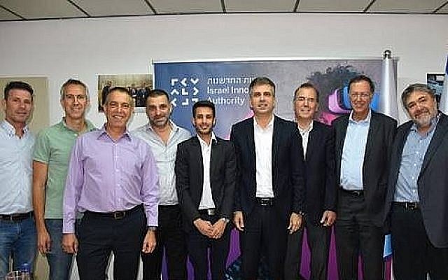 Le ministre israélien de l'économie et du commerce Eli Cohen, (au centre-droit), avec les lauréats de l'appel d'offres pour la gestion de l'incubateur alimentaire Sparks à Kiryat Shmona, OurCrowd, Finistere Ventures, Tempo et Tnuva. (Autorisation) Le ministre israélien de l'économie et du commerce Eli Cohen, (au centre-droit), avec les lauréats de l'appel d'offres pour la gestion de l'incubateur alimentaire Sparks à Kiryat Shmona, OurCrowd, Finistere Ventures, Tempo et Tnuva. (Autorisation)
