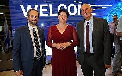 L'ambassadeur européen en Israël Emanuele Giaufret, la directrice générale de l'ISERD Nili Shalev, et le PDG de l'Autorité israélienne de l'Innovation Aharon Aharon, à la cérémonie de remise des prix du programme Horizon 2020 à Jaffa le 4 juin 2019 (Crédit ; Yossi Zamir/GPO)