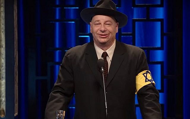 Le présentateur de Historical Roasts sur Netflix Jeff Ross avec un brassard jaune arborant l'étoile de David lors d'un épisode sur Anne Frank, le 27 mai 2019 (Capture d'écran : YouTube)