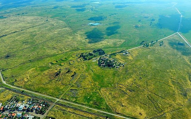 Une vue aérienne du petit village de Kela Aron sur le plateau du Golan, près du site où sera érigée une nouvelle communauté qui portera le nom du président américain Donald Trump (Crédit : Conseil régional du Golan)