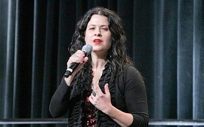 Neshama Carlebach sur scène lors de la biennale de l'Union pour le judaïsme réformé de San Diego, au mois de décembre 2013 (Crédit : URJ/JTA)