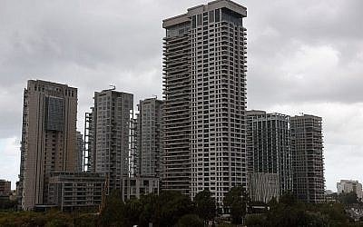 Dans le cadre des plans du gouvernement visant à répondre à la croissance démographique avec des immeubles résidentiels plus denses dans les zones urbaines, de grands immeubles d'appartements comme ceux-ci dans le nord de Tel Aviv, photographiés le 2 décembre 2016, vont changer la silhouette de nombreuses villes. (Gili Yaari /Flash90)