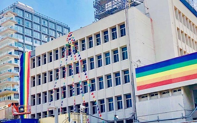 La photo parue sur la page officielle de l'ambassade américaine de Jérusalem sur Twitter avec la légende : "Le bureau de l'ambassade US à Tel Aviv est prêt pour la marche des FIERTES demain !", le 13 juin 2019 (Capture d'écran : Twitter) La photo parue sur la page officielle de l'ambassade américaine de Jérusalem sur Twitter avec la légende : "Le bureau de l'ambassade US à Tel Aviv est prêt pour la marche des FIERTES demain !", le 13 juin 2019 (Capture d'écran : Twitter)