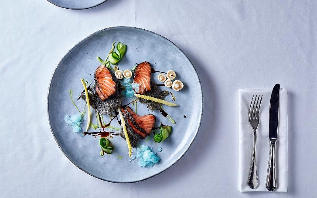 Un sashimi de saumon avec des galets au gingembre, à la farine d'oignon et au miso présenté au Nomi, le nouveau restaurant casher de l'Intercontinental David dirigé par le chef Yoram Nitzan, ex-Mul-Yam (Autorisation) Un sashimi de saumon avec des galets au gingembre, à la farine d'oignon et au miso présenté au Nomi, le nouveau restaurant casher de l'Intercontinental David dirigé par le chef Yoram Nitzan, ex-Mul-Yam (Autorisation)