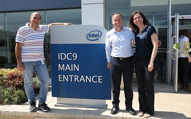 Le PDG d'Intel Corp, Bob Swan, (au centre), visite les installations du géant américain de la technologie à Haïfa le 16 juin 2019. (Ezra Levy) Le PDG d'Intel Corp, Bob Swan, (au centre), visite les installations du géant américain de la technologie à Haïfa le 16 juin 2019. (Ezra Levy)