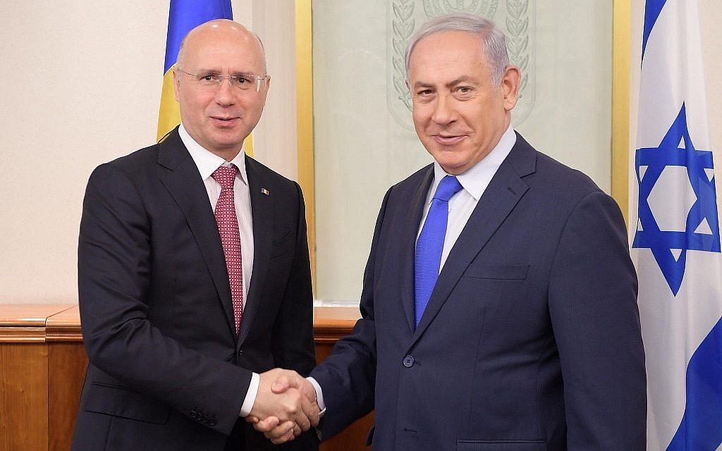 Le Premier ministre Benjamin Netanyahu (à droite) accueille le Premier ministre moldave Pavel Filip dans son bureau de Jérusalem, le 9 novembre 2017. (Amos Ben Gershom,/GPO) Le Premier ministre Benjamin Netanyahu (à droite) accueille le Premier ministre moldave Pavel Filip dans son bureau de Jérusalem, le 9 novembre 2017. (Amos Ben Gershom,/GPO)