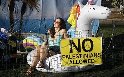 Le groupe de défense des droits de l'Homme Amnesty manifeste devant le siège britannique de la compagnie américaine de voyages Tripadvisor à Londres, le 30 janvier 2019 (Crédit :  Tolga AKMEN / AFP)