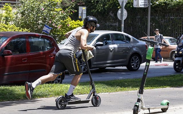 Un utilisateur de trottinette électrique dans les rues de Tel Aviv, le 30 mai 2019. (Crédit : JACK GUEZ / AFP) Un utilisateur de trottinette électrique dans les rues de Tel Aviv, le 30 mai 2019. (Crédit : JACK GUEZ / AFP)
