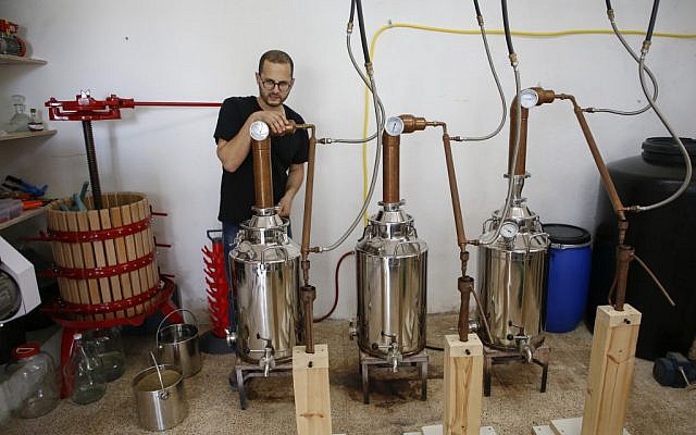 Le distillateur américano-palestinien Nader Muaddi attend que l'alcool soit distillé dans le village de Beit Jala, en Cisjordanie, près de Bethléem, le 16 juin 2019. (Crédit : HAZEM BADER / AFP) Le distillateur américano-palestinien Nader Muaddi attend que l'alcool soit distillé dans le village de Beit Jala, en Cisjordanie, près de Bethléem, le 16 juin 2019. (Crédit : HAZEM BADER / AFP)